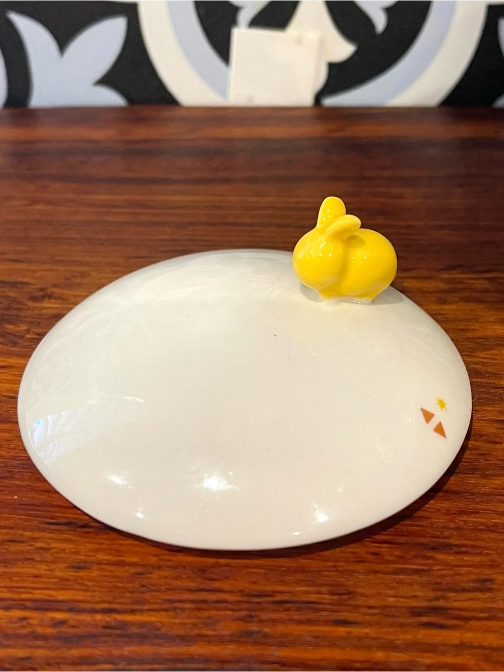 STARBUCKS 2015 Round Lidded BUNNY Tea Cup 12oz White Yellow Triangles Stars RARE
